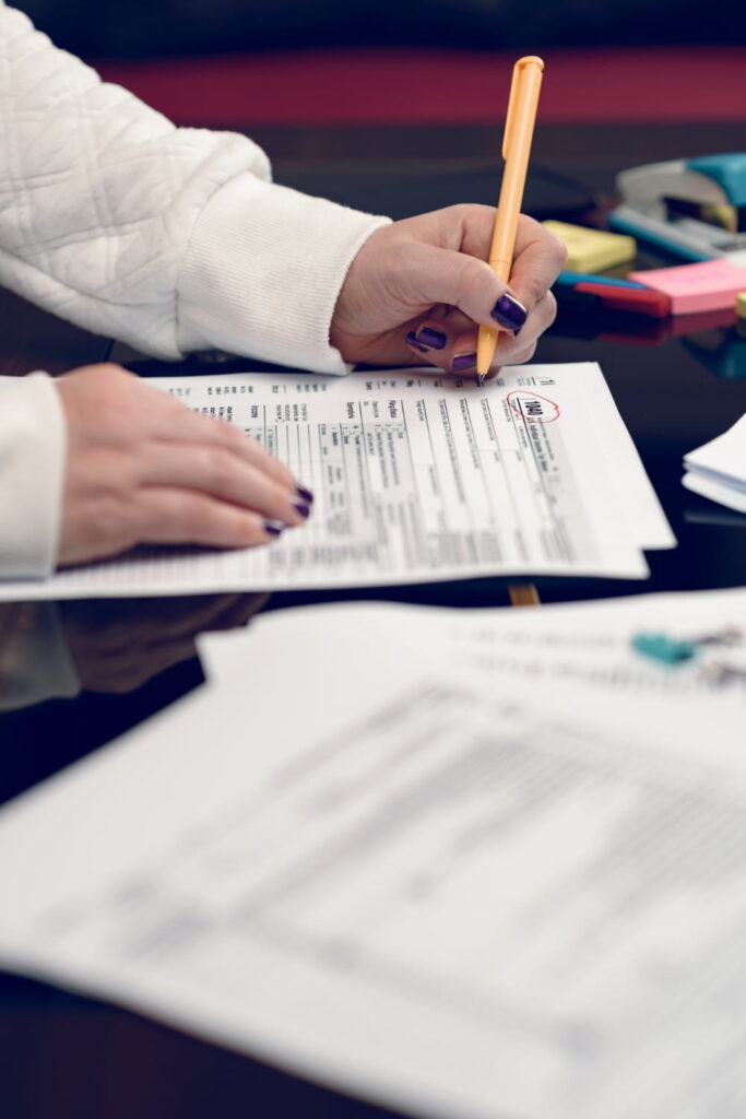 asesor laboral calculando nóminas trabajadores empresa