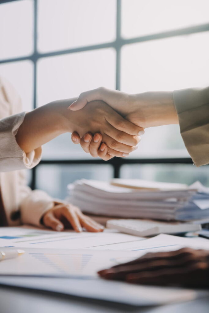 asesor laboral revisando contratos de trabajo