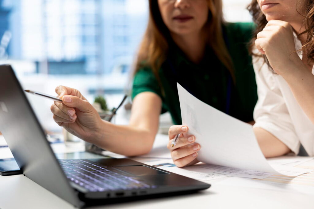 asesor laboral trabajando con documentación de empresa